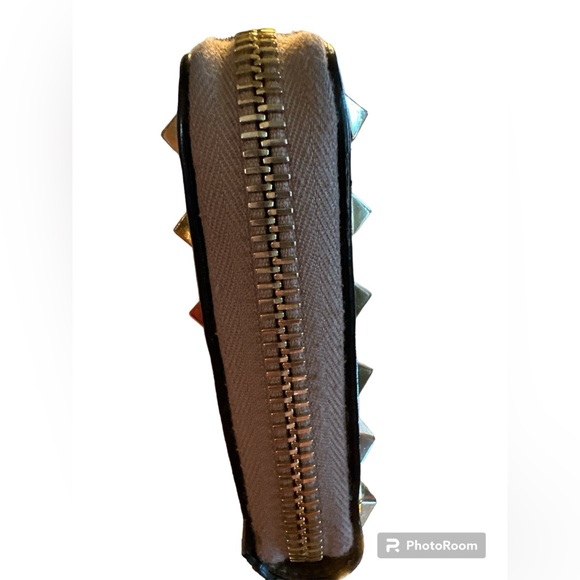 Valentino Garavani pebbled leather studded wallet! Pristine condition! - Picture 4 of 7